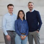 Wie gelingt Produktion heute schneller, flexibler und digitaler? assemblean fertigung produkt gründertem bild stehend Alexander Pöhler, Xiaojun Yang und Markus Dalecki @ assemblean