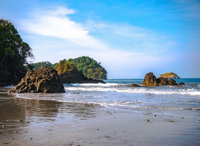 costa rica esim verbindung strand von rosta rica Image by Matt Heinrichs from Pixabay