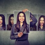 Emotionale Intelligenz: Schlüsselkompetenz für Erfolg in Beruf und Alltag emotionale intelligenz erfolg beruf Junge Frau drückt verschiedene Emotionen aus