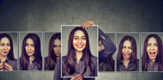 emotionale intelligenz erfolg beruf Junge Frau drückt verschiedene Emotionen aus