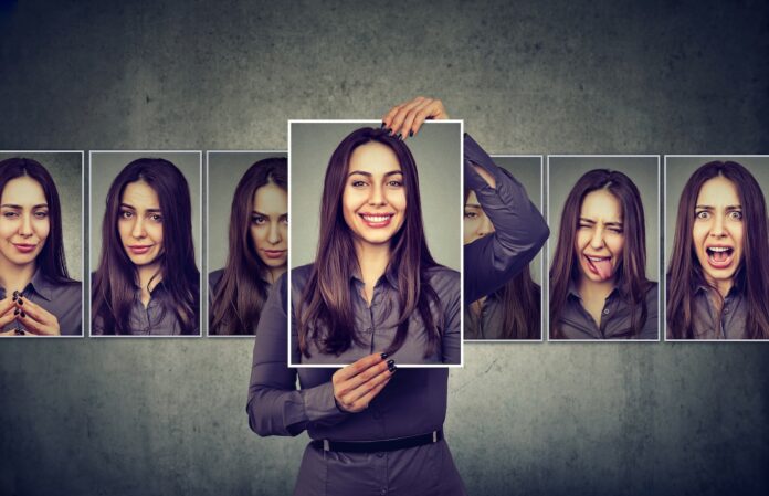 emotionale intelligenz erfolg beruf Junge Frau drückt verschiedene Emotionen aus