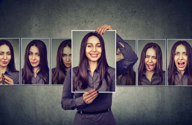 emotionale intelligenz erfolg beruf Junge Frau drückt verschiedene Emotionen aus