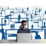 Soziale Innovationen: Wenn Start-ups gesellschaftliche Probleme lösen startups produkte alltag medizin umwelt mann vor dem pc bildschirm hintergrund ein diagramm Bild von Gerd Altmann auf Pixabay