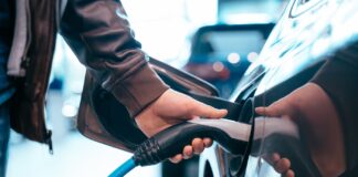 eternalyte batterie 24m ein mann der gerade ein elektorauto auflädt das autosieht man von dresiete