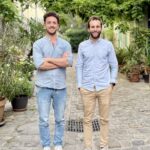 Französisches Energie-Startup DejaBlue sichert sich 6,8 Millionen Euro in Seed-Runde ev dejablue energy platform Die Gründer von DejaBlue in einem Garten mit Pflanzen im Hintergrund