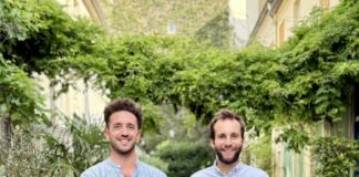 ev dejablue energy platform Die Gründer von DejaBlue in einem Garten mit Pflanzen im Hintergrund