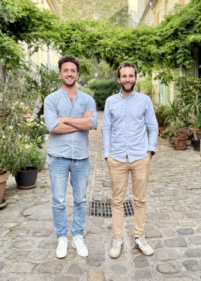 ev dejablue energy platform Die Gründer von DejaBlue in einem Garten mit Pflanzen im Hintergrund