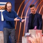 Was passiert, wenn ein Produkt wirklich beim Nutzer beginnt? family.cards: Karten statt Menüs – Technik, die verbindet Teo Ortega (r.) und Simon Hafner präsentieren mit „family.cards“ intuitive Karten für den Fernseher. Sie erhoffen sich ein Investment von 250.000 Euro für 5 Prozent der Firmenanteile. Foto: RTL / Stefan Gregorowius