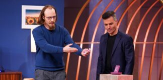 family.cards: Karten statt Menüs – Technik, die verbindet Teo Ortega (r.) und Simon Hafner präsentieren mit „family.cards“ intuitive Karten für den Fernseher. Sie erhoffen sich ein Investment von 250.000 Euro für 5 Prozent der Firmenanteile. Foto: RTL / Stefan Gregorowius