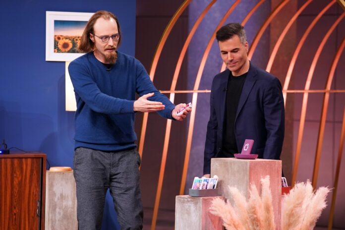family.cards: Karten statt Menüs – Technik, die verbindet Teo Ortega (r.) und Simon Hafner präsentieren mit „family.cards“ intuitive Karten für den Fernseher. Sie erhoffen sich ein Investment von 250.000 Euro für 5 Prozent der Firmenanteile. Foto: RTL / Stefan Gregorowius