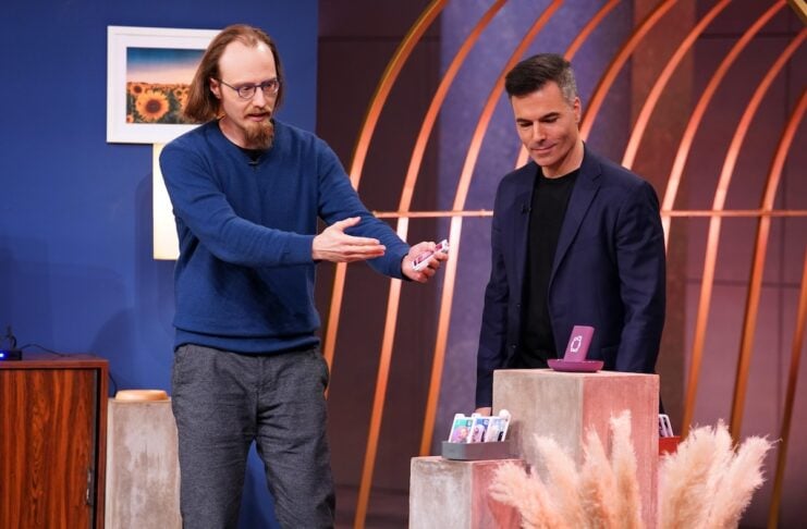 family.cards: Karten statt Menüs – Technik, die verbindet Teo Ortega (r.) und Simon Hafner präsentieren mit „family.cards“ intuitive Karten für den Fernseher. Sie erhoffen sich ein Investment von 250.000 Euro für 5 Prozent der Firmenanteile. Foto: RTL / Stefan Gregorowius