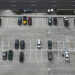 Parken am Flughafen neu gedacht: Wie Plattformlösungen für mehr Effizienz sorgen flughafen parken autos parkend in parklücken john matychukyvfp @unsplash