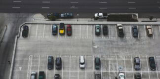 flughafen parken autos parkend in parklücken john matychukyvfp @unsplash