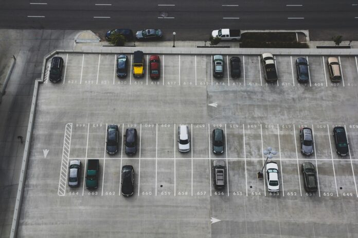 flughafen parken autos parkend in parklücken john matychukyvfp @unsplash