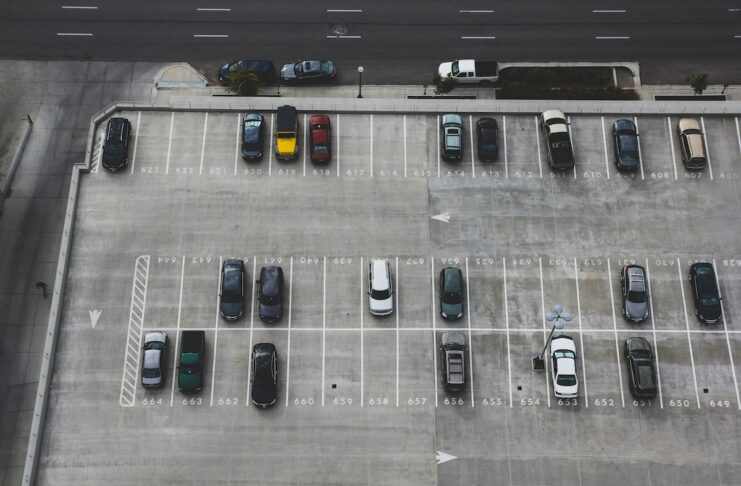 flughafen parken autos parkend in parklücken john matychukyvfp @unsplash
