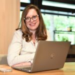 Gründen statt Bewerben: Wie die Generation Z Unternehmertum neu denkt Generation Z Gründen Selbstständigkeit autorin mona wiezoreck vor ihrem macbook sitzend @markus openart photography