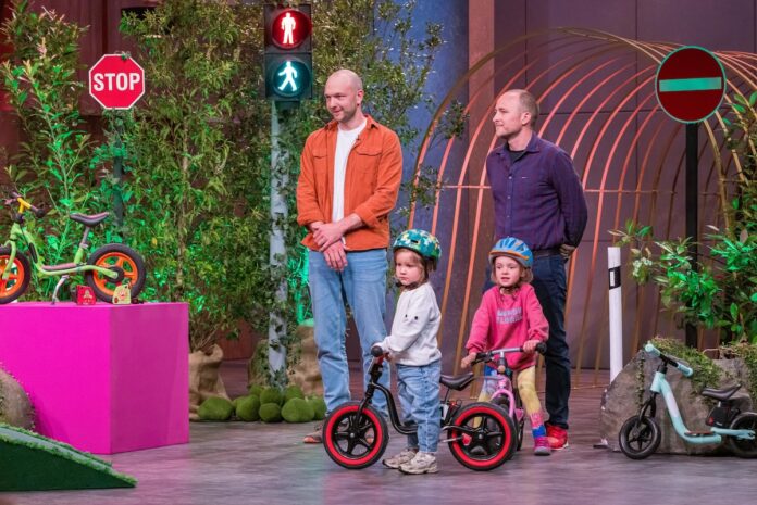 mySTOPY laufrad kinder sicherheit Julius Müller (l.) und Sebastian Lyschick präsentieren mit „mySTOPY“ einen ferngesteuerten Bremsassistenten für Laufräder. Sie erhoffen sich ein Investment von 135.000 Euro für 15 Prozent der Firmenanteile. Foto: RTL / Bernd-Michael Maurer