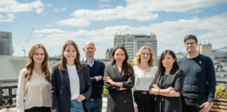 project-a-startups-kapital-europa das Team von Project A auf einem Balkom mit Stadt im Hintergrund