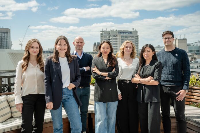project-a-startups-kapital-europa das Team von Project A auf einem Balkom mit Stadt im Hintergrund