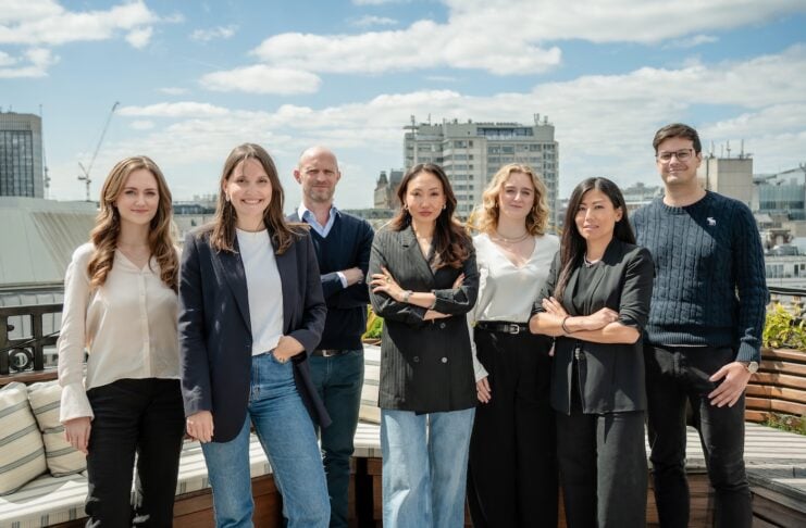 project-a-startups-kapital-europa das Team von Project A auf einem Balkom mit Stadt im Hintergrund