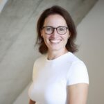 Wenn KI heute alles weiß – braucht ein Startup dann überhaupt noch eine eigene Website? website ki sichtbarkeit Autorin Ramona Wöpe weisses t-shirt lächelnd mit Brille @Claudia Masur