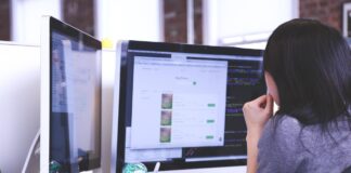 zeiterfassung transparenz arbeitswelt frau vor zwei pc bildschirmenBild von StartupStockPhotos auf Pixabay