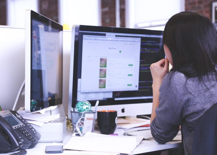 zeiterfassung transparenz arbeitswelt frau vor zwei pc bildschirmenBild von StartupStockPhotos auf Pixabay