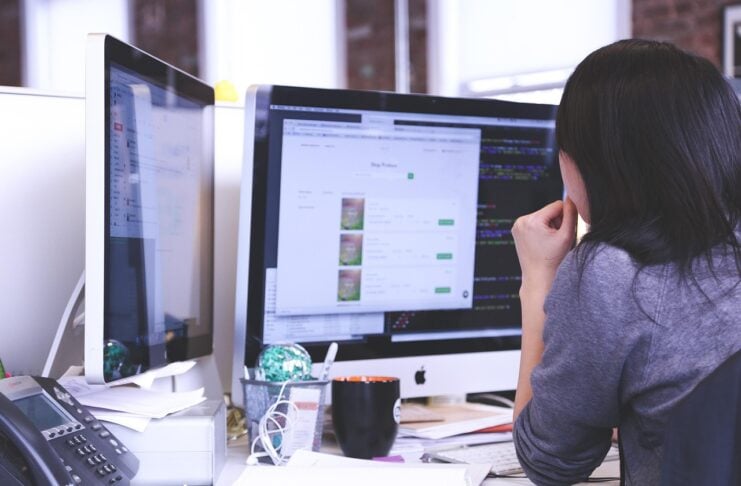 zeiterfassung transparenz arbeitswelt frau vor zwei pc bildschirmenBild von StartupStockPhotos auf Pixabay