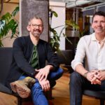 Was kann KI in der Buchhaltung – und was nicht? taxdoo buchhaltung plattform Gründerteambild sitzend v.l. Christian Königsheim, CEO und Co-Founder und Roger Gothmann, Geschäftsführer und Co-Founder von Taxdoo @ Taxdoo