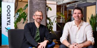 taxdoo buchhaltung plattform Gründerteambild sitzend v.l. Christian Königsheim, CEO und Co-Founder und Roger Gothmann, Geschäftsführer und Co-Founder von Taxdoo @ Taxdoo