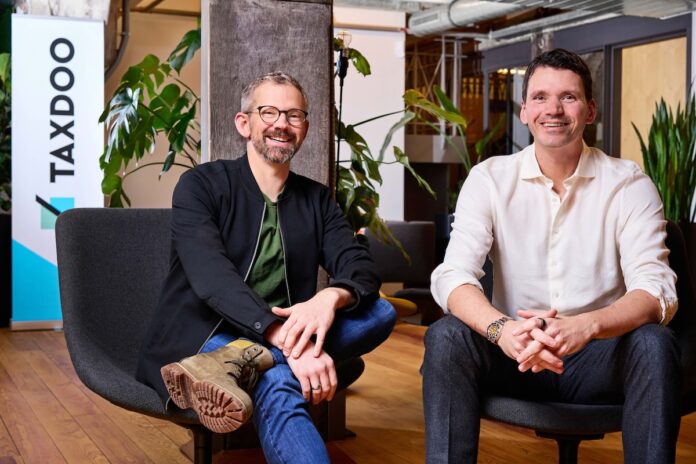 taxdoo buchhaltung plattform Gründerteambild sitzend v.l. Christian Königsheim, CEO und Co-Founder und Roger Gothmann, Geschäftsführer und Co-Founder von Taxdoo @ Taxdoo