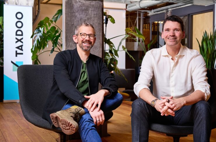 taxdoo buchhaltung plattform Gründerteambild sitzend v.l. Christian Königsheim, CEO und Co-Founder und Roger Gothmann, Geschäftsführer und Co-Founder von Taxdoo @ Taxdoo