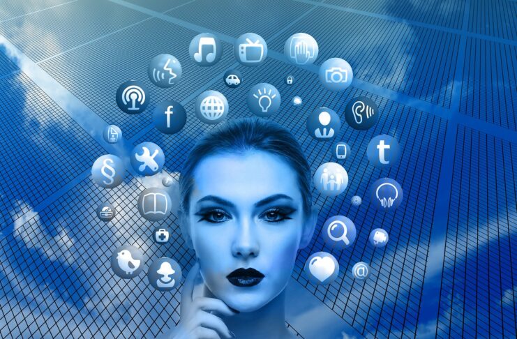 Social Entrepreneurship als Motor für gesellschaftlichen Wandel women gesic cht mit buttons um den kopf Bild von Gerd Altmann auf Pixabay