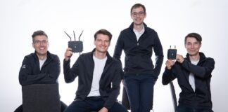 fünfeinhalb Funksysteme blitzfunk wlan Das Gründerteam (v.l.n.r: Robert Wittig, Nick Schwarzenberg, Lucas Scheuvens, Andreas Traßl)