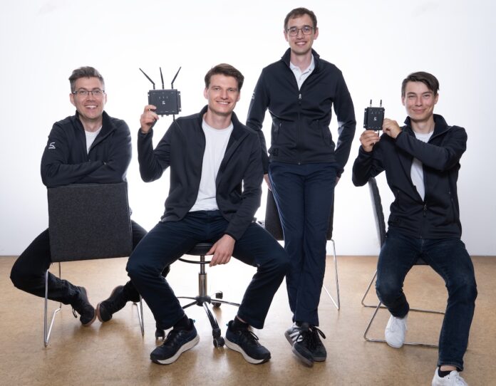 fünfeinhalb Funksysteme blitzfunk wlan Das Gründerteam (v.l.n.r: Robert Wittig, Nick Schwarzenberg, Lucas Scheuvens, Andreas Traßl)