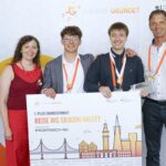Bundesfinale 2025: Rheinland-Pfälzer gewinnen mit Farb-KI! bundesfinale 2025 rheinland pfalz schueler farbmaschine Eucarida Franziska Metzbaur (JUGEND GRÜNDET) mit den Gewinnern Paul Scheerer und Paul Flad sowie Alexander Gressenich (Porsche AG) - Bildnachweis: JUGEND GRÜNDET