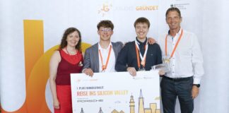bundesfinale 2025 rheinland pfalz schueler farbmaschine Eucarida Franziska Metzbaur (JUGEND GRÜNDET) mit den Gewinnern Paul Scheerer und Paul Flad sowie Alexander Gressenich (Porsche AG) - Bildnachweis: JUGEND GRÜNDET