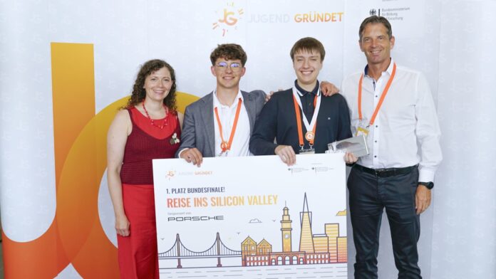 bundesfinale 2025 rheinland pfalz schueler farbmaschine Eucarida Franziska Metzbaur (JUGEND GRÜNDET) mit den Gewinnern Paul Scheerer und Paul Flad sowie Alexander Gressenich (Porsche AG) - Bildnachweis: JUGEND GRÜNDET