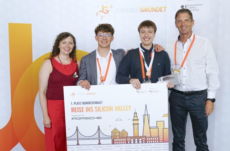 bundesfinale 2025 rheinland pfalz schueler farbmaschine Eucarida Franziska Metzbaur (JUGEND GRÜNDET) mit den Gewinnern Paul Scheerer und Paul Flad sowie Alexander Gressenich (Porsche AG) - Bildnachweis: JUGEND GRÜNDET