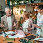 Business Angels: Kapital und Know-how für Gründer business-angels-kapital-fuer-gruender Business bei einem Startup der sich mit den Gründer an einem Tisch stehend über die Strategie unterhält!