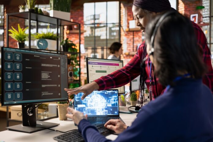 chatgpt-2025-ki-geld-verdienen Team beim Arbeiten an einem Schreibtisch mit KI