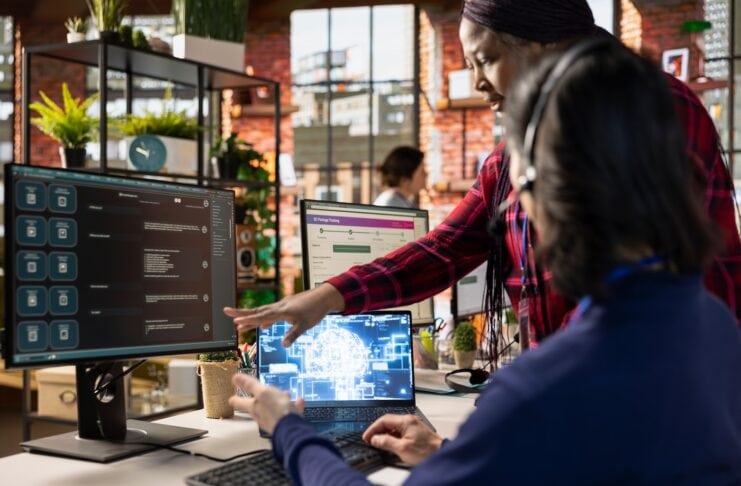 chatgpt-2025-ki-geld-verdienen Team beim Arbeiten an einem Schreibtisch mit KI