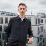 Project A Ventures: Philipp Werners Erfolgsgeheimnisse für Gründer project-a-ventures-philipp-werner-gruender-tipps–Portraits–Philipp–PressPortrait Philipp Werner in Berlin auf einer Dachterasse mit einigen Hochhäusern im Hintergrund