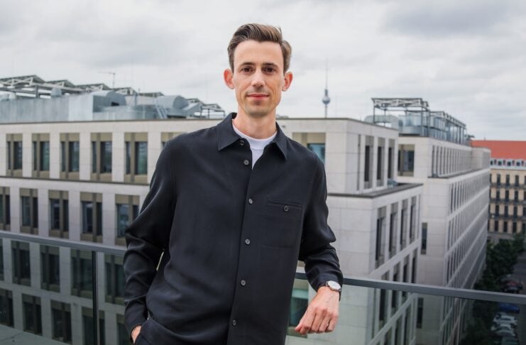 project-a-ventures-philipp-werner-gruender-tipps–Portraits–Philipp–PressPortrait Philipp Werner in Berlin auf einer Dachterasse mit einigen Hochhäusern im Hintergrund