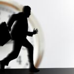 Burnout im Startup – Tabuthema oder harte Realität? Mentale Gesundheit im Startup-Alltag: Resilienz stärken mann der rennt dahinter eine uhr by Gerd Altmann from Pixabay