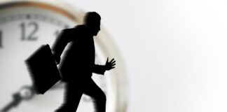 Mentale Gesundheit im Startup-Alltag: Resilienz stärken mann der rennt dahinter eine uhr by Gerd Altmann from Pixabay