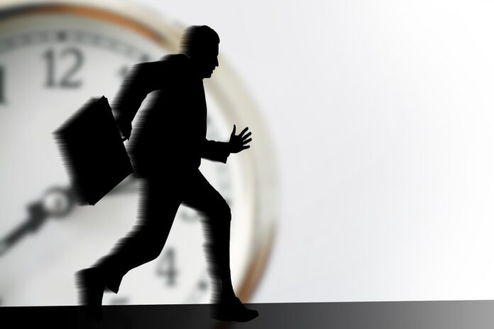 Mentale Gesundheit im Startup-Alltag: Resilienz stärken mann der rennt dahinter eine uhr by Gerd Altmann from Pixabay