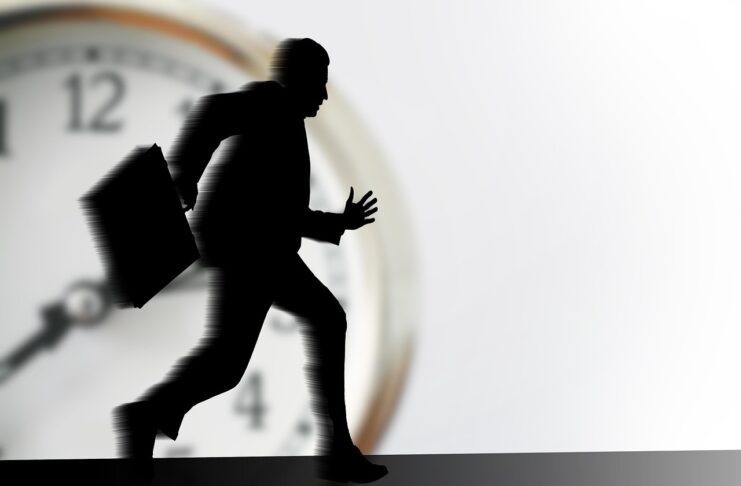 Mentale Gesundheit im Startup-Alltag: Resilienz stärken mann der rennt dahinter eine uhr by Gerd Altmann from Pixabay