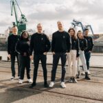 Wie viel Energie passt eigentlich in deine Hosentasche? Upsters Koffeinbonbons Vitamin D Elektrolyten teambild am hafen