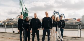 Upsters Koffeinbonbons Vitamin D Elektrolyten teambild am hafen